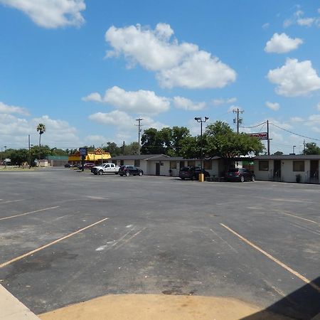 Executive Inn Pearsall Экстерьер фото