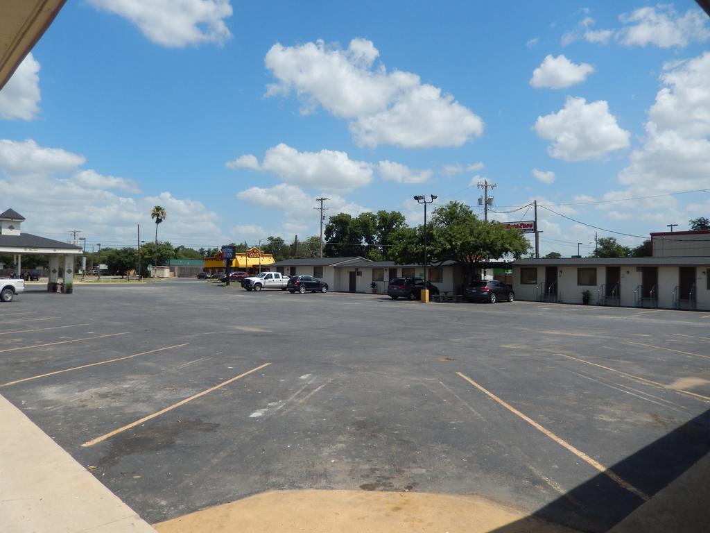 Executive Inn Pearsall Экстерьер фото