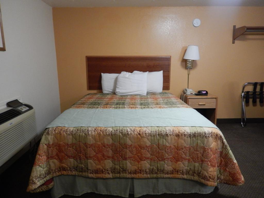 Executive Inn Pearsall Экстерьер фото