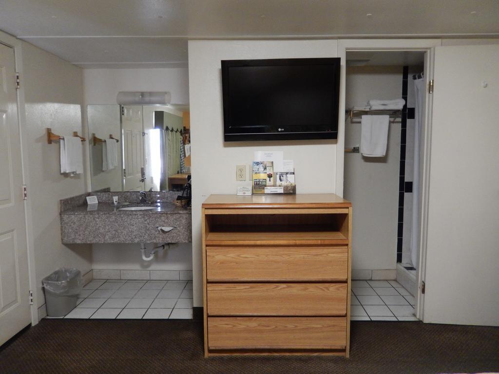 Executive Inn Pearsall Экстерьер фото
