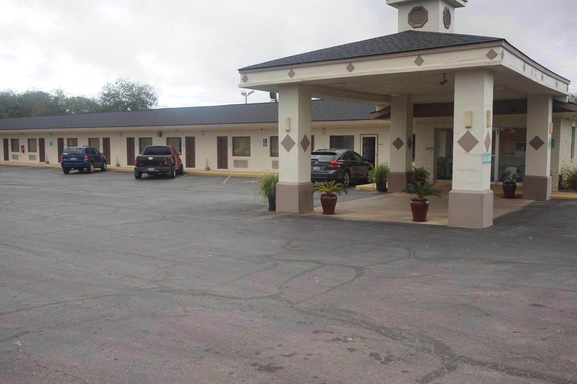 Executive Inn Pearsall Экстерьер фото