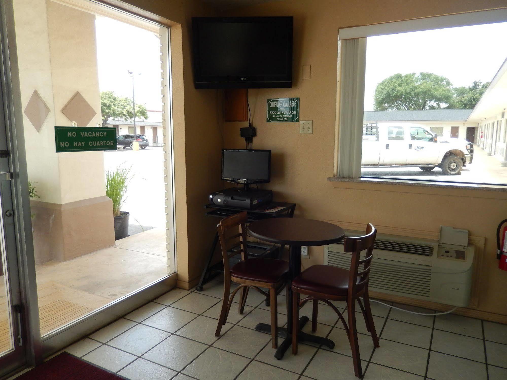 Executive Inn Pearsall Экстерьер фото