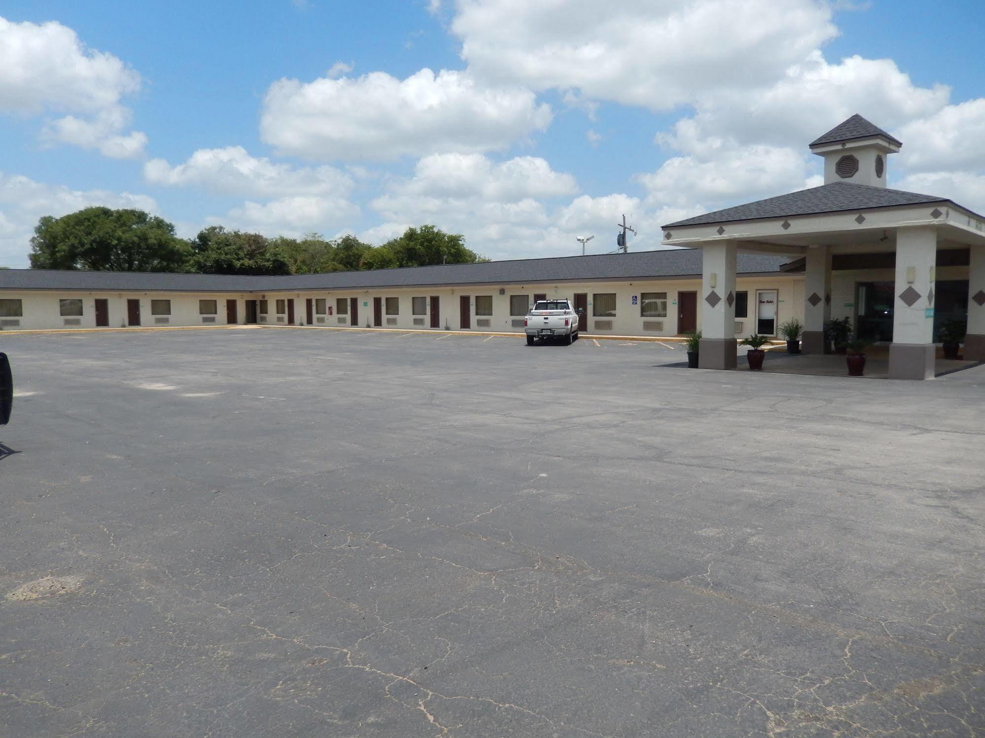 Executive Inn Pearsall Экстерьер фото