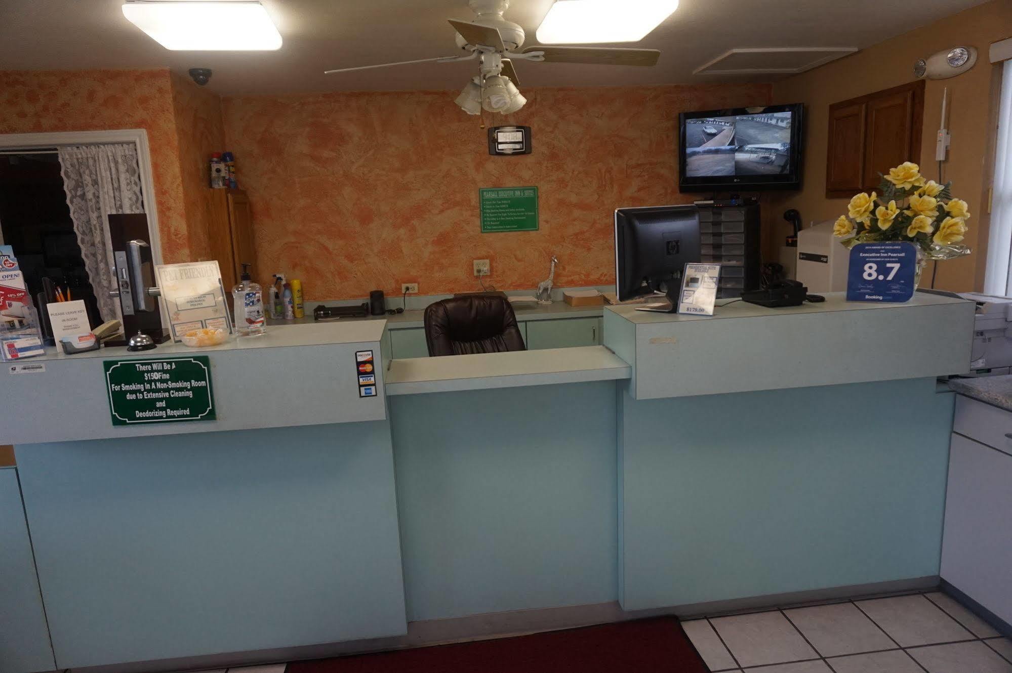 Executive Inn Pearsall Экстерьер фото