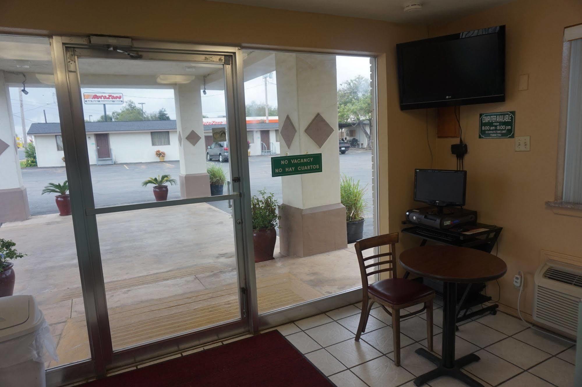 Executive Inn Pearsall Экстерьер фото
